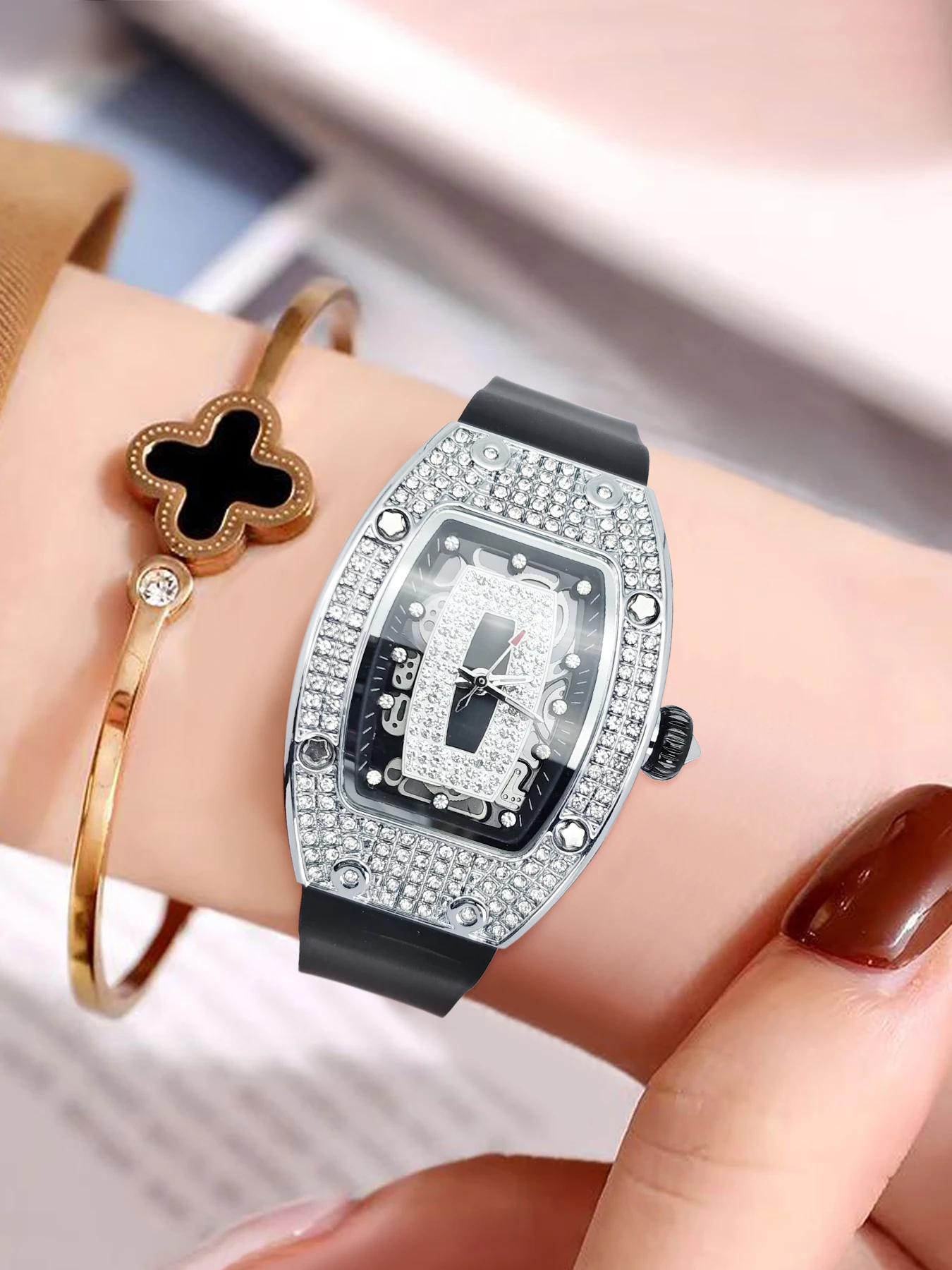 Montre à quartz pour femme tendance entièrement sertie de diamants, design luxueux en forme de baril, cadran entièrement serti de diamants étincelants, bracelet étanche et durable, convient aux étudiants et aux employés de bureau pour un usage quotidien, pour les rendez-vous, rehausse l'apparence grâce à sa valeur esthétique élevée, montre-bracelet polyvalente et élégante pour femme.
