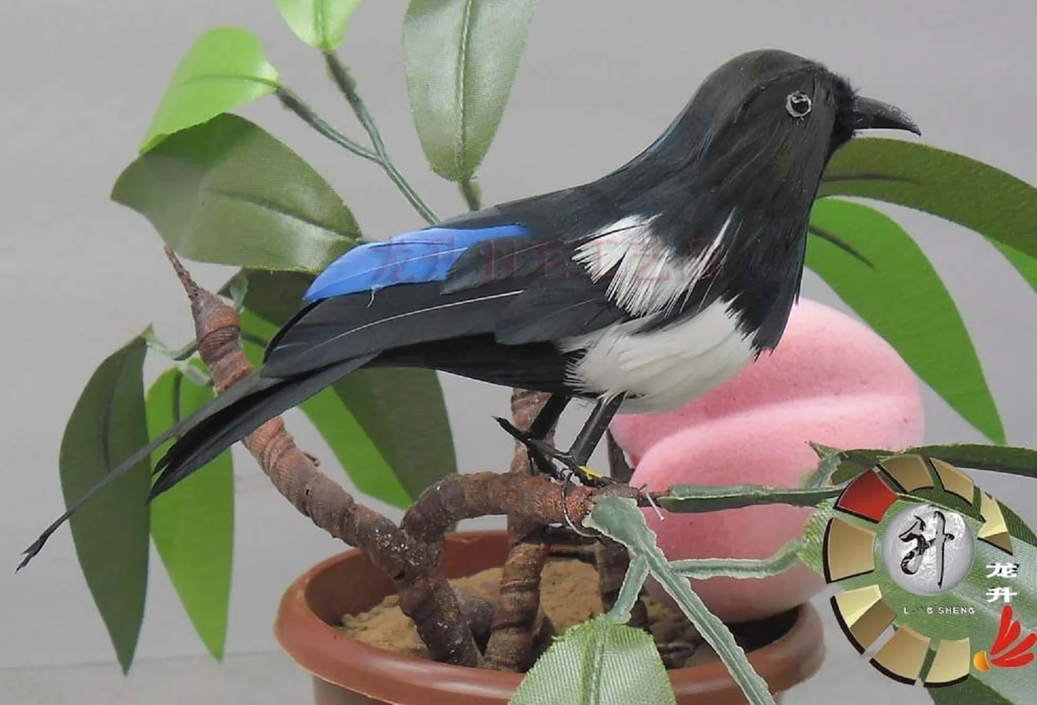 

cute simulation magpie toy foam&feather bird doll gift about 15cm
