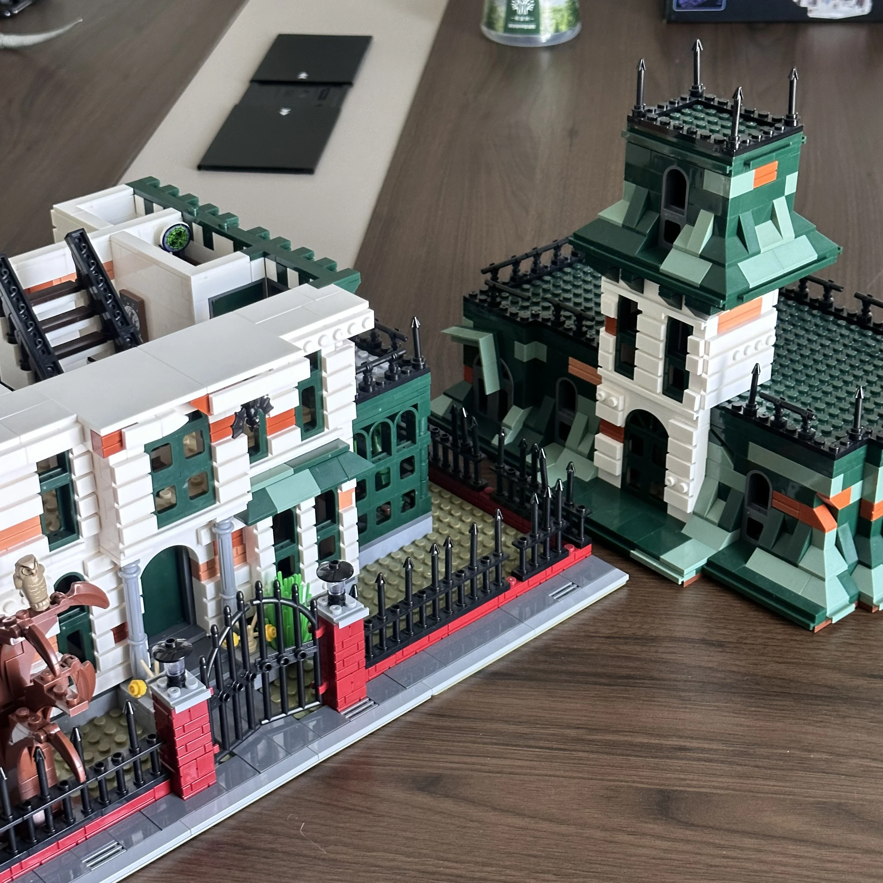 3378PCS Wednesday Addams House Building Blocks Haunted Manor Modular Model Assembly Toys Gift for Kid Adult Collection Decortion