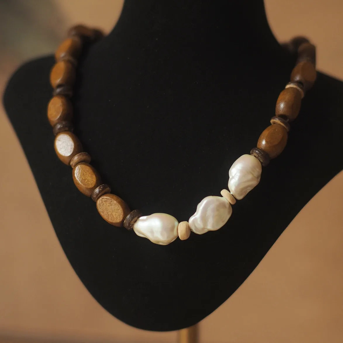 

2025 French-Western Coconut Wood Beaded Necklace - Baroque Pearl & Multicolor Gem Simulant, Niche Versatile for Daily Wear
