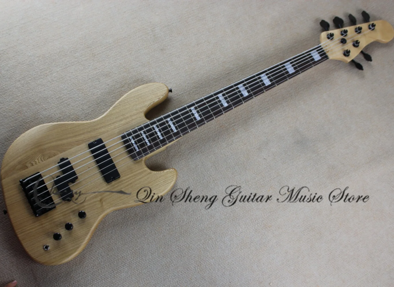 

6-струнный натуральный бас на заказ, фиксированный мост, корпус из ясеня, гриф из клена, гриф из палисандра, черная фурнитура