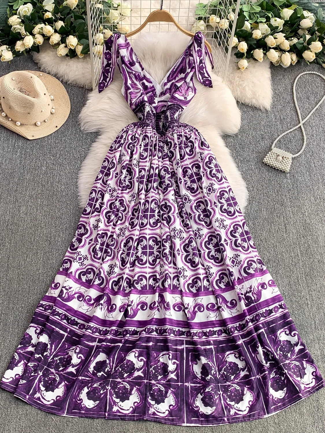 فستان نسائي متوسط ​​الطول بدون أكمام برقبة على شكل حرف v وطباعة أرجوانية وخصر مرن تنورة واسعة نمط التنقل عالي الخصر فستان صيف...