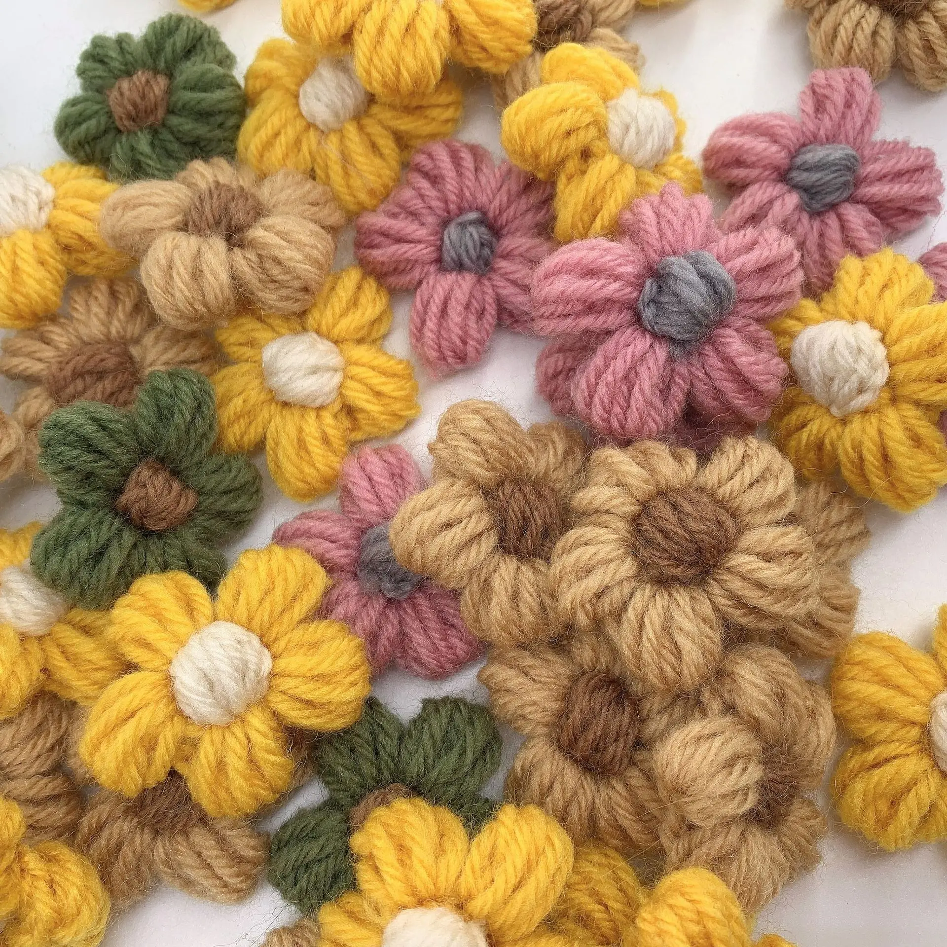 20pcs New Hand-Woven Flower Wool Crochet Yarn Textile Flower Handmade Weeding Flowers Clothing accessories colorful puff flower