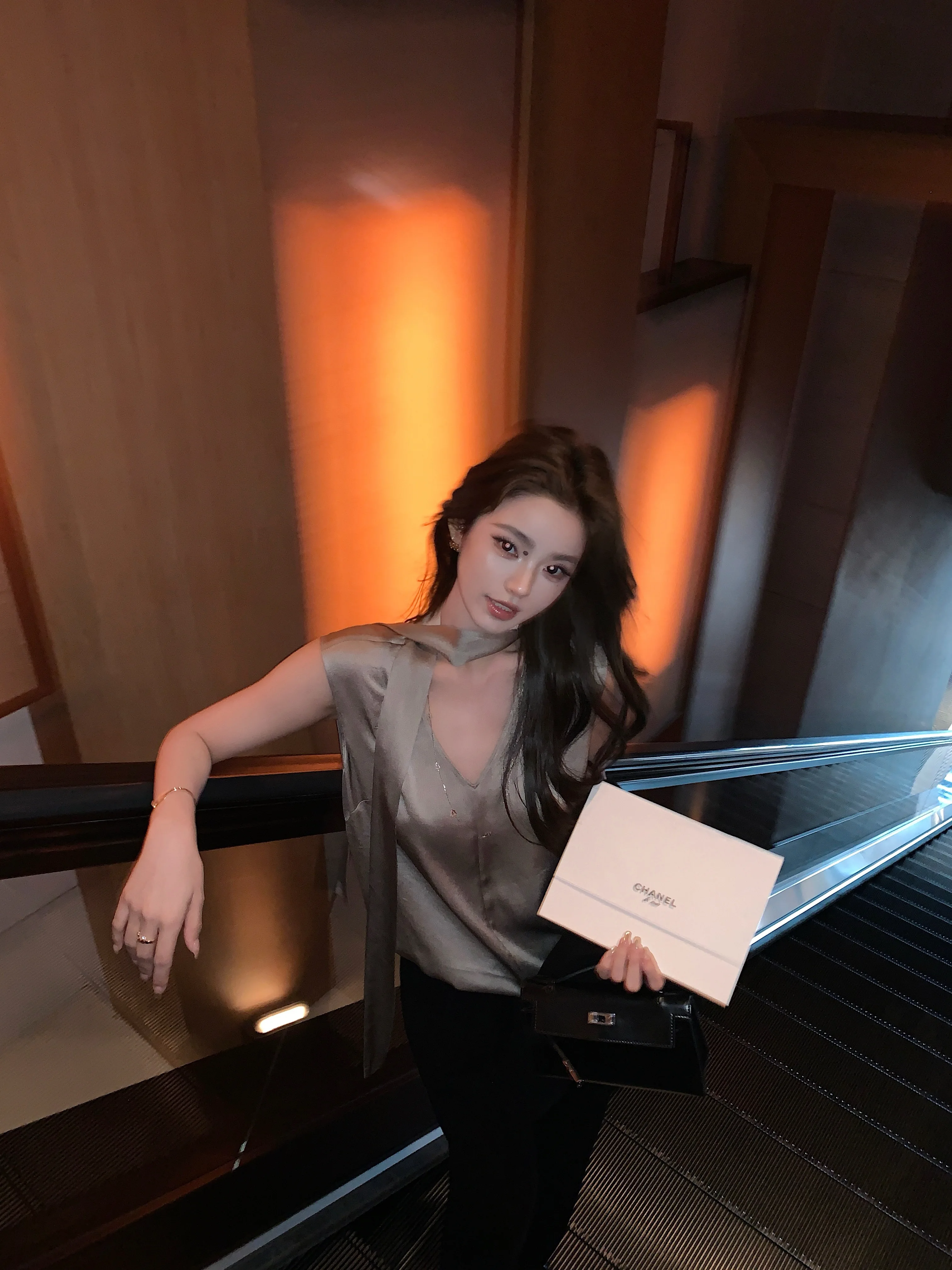 

Lilylikes"Flowing Muse"Silk Acetate Vest with Sash V-neck Breathable Casual Style Women's Shirt No Sleeve Regular Thickness