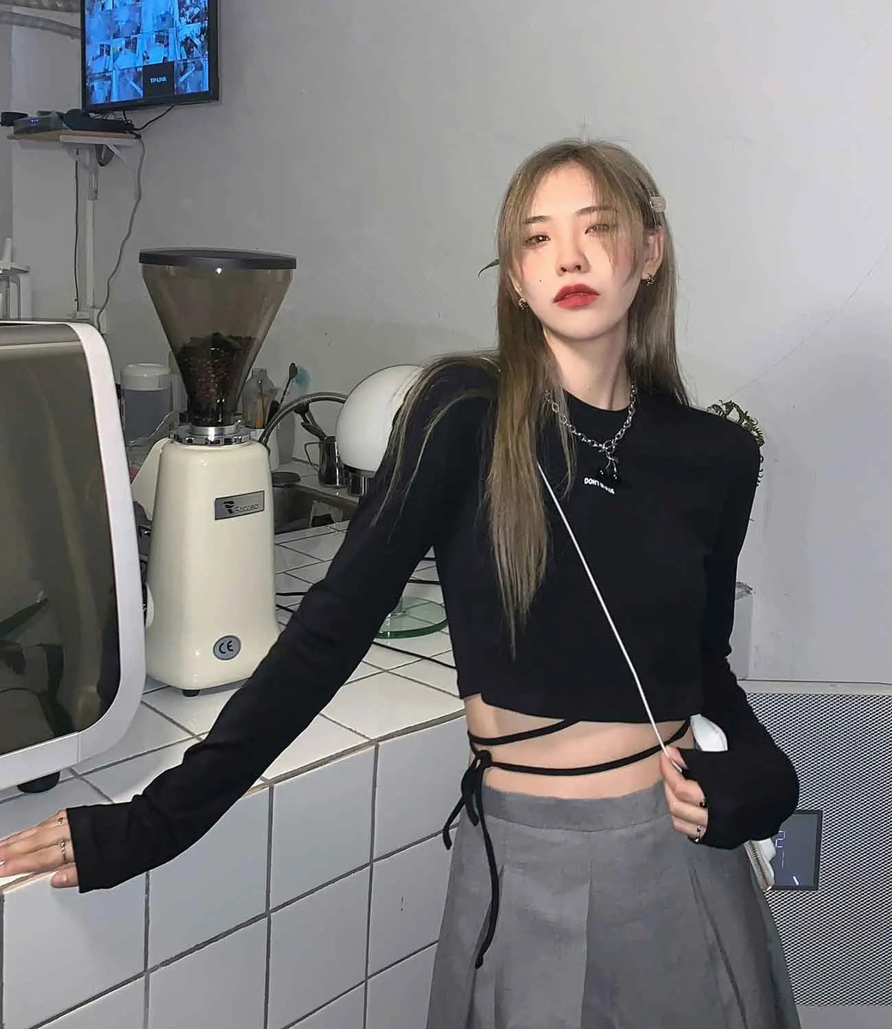 تي شيرت بناتي حار بأكمام طويلة لموسم الربيع والخريف للسيدات 2025 تصميم جديد بلوزة قصيرة عصرية مكشوفة