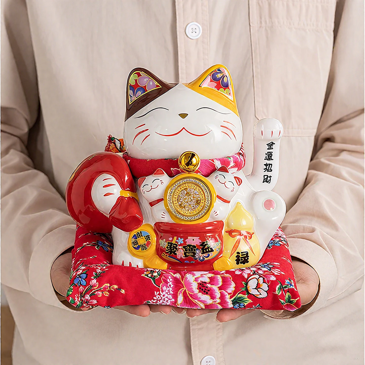 7 Inch Fortune Cat with Waving Arm Ceramic Lucky Cats Feng Shui Centerpiece Decor Ornament for Home Office Shop Decoration