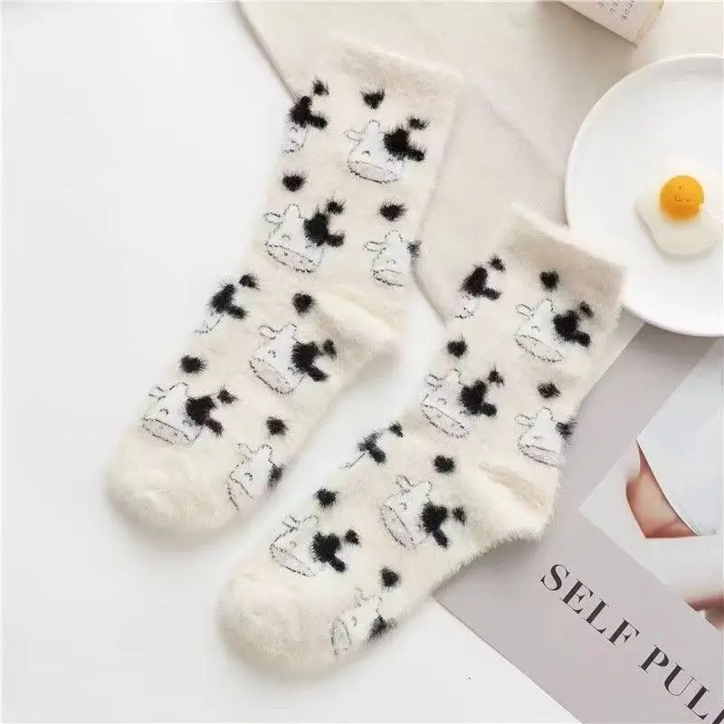 Kaus kaki bulu Mink motif sapi untuk wanita gadis, stoking tabung sedang, kaus kaki hangat, beludru karang, kaus kaki lantai tidur, sandal termal musim dingin, lucu