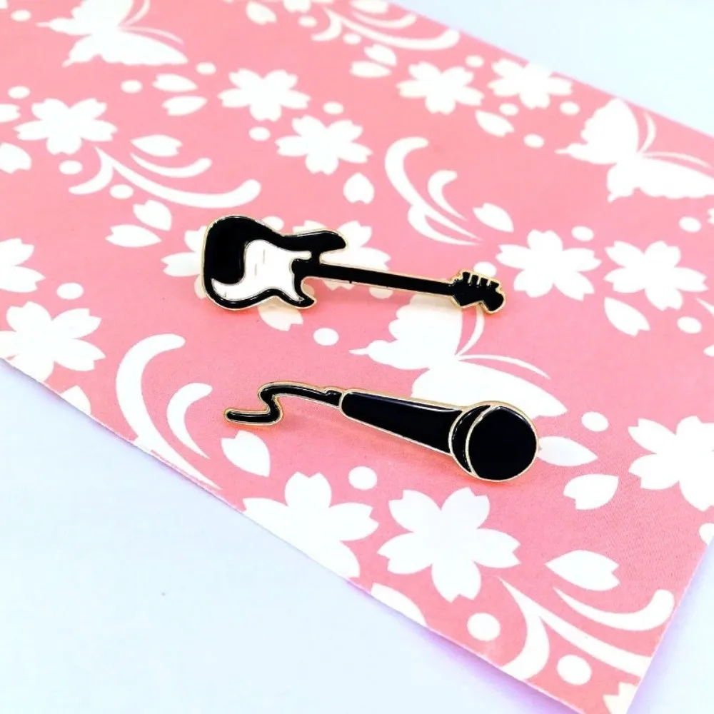 Creative Design Rock Guitar Brooch Cute Style Fashionable Accessory Microphone Badge Enamel Finish Metal Material Metal Brooch