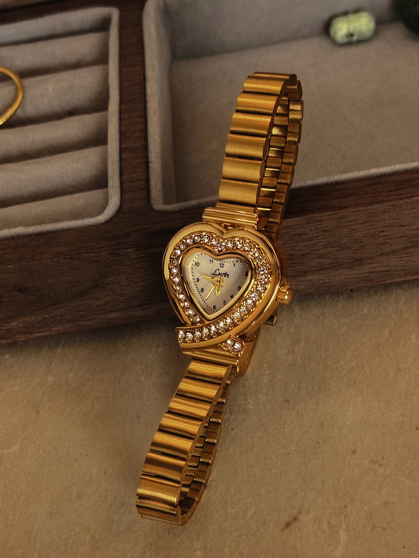 1 New Gold Exquisite Ladies Quartz Watch Inlaid with Diamond Stainless Steel Strap Heart-Shaped Dial Simple Niche Ladies Watch