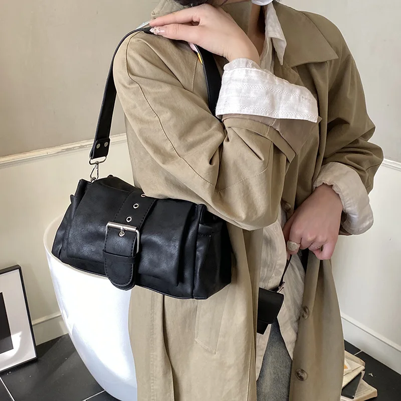 

Women's Retro Underarm Bag Lightweight Crossbody Handheld Simple Design for Spring Commute Versatile Fashion Accessory