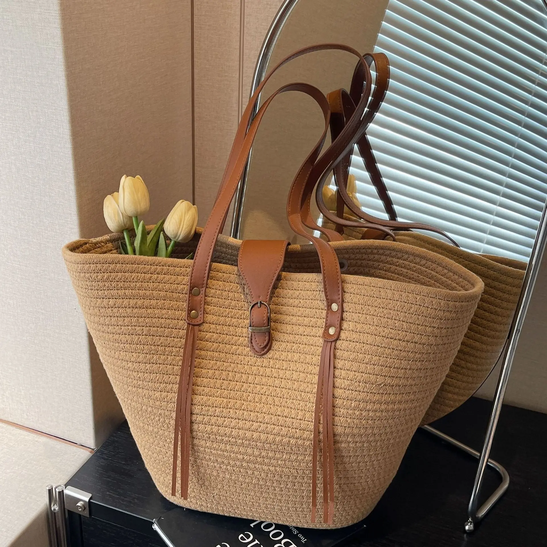 

Straw woven shoulder bag Casual seaside holiday beach woven shoulder bag Large capacity commuter Tote bag