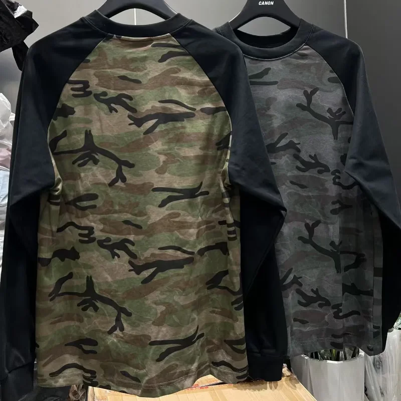 

Осенняя новая стильная футболка в американском стиле ретро с камуфляжным рукавом реглан и длинными рукавами, контрастный свободный универсальный топ с круглым вырезом