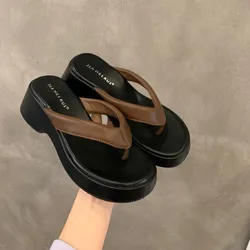 Zapatillas de mujer gruba podeszwa klapki nowe letnie miękkie podeszwy modne na płaskim obcasie casualowe sandały okrągłym noskiem wszechstronne damskie buty