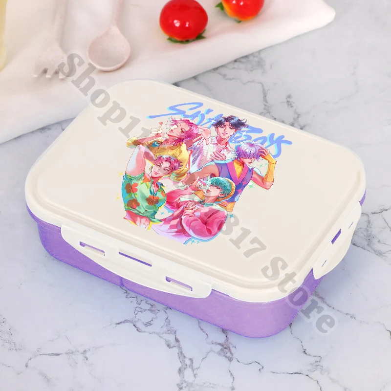 صندوق غداء للأطفال من KPop Demon Hunters مع ملعقة شوكة للفتيات صندوق غداء بلاستيكي محمول للأطفال هدية لطيفة على شكل رسوم متحركة للطعام والفواكه