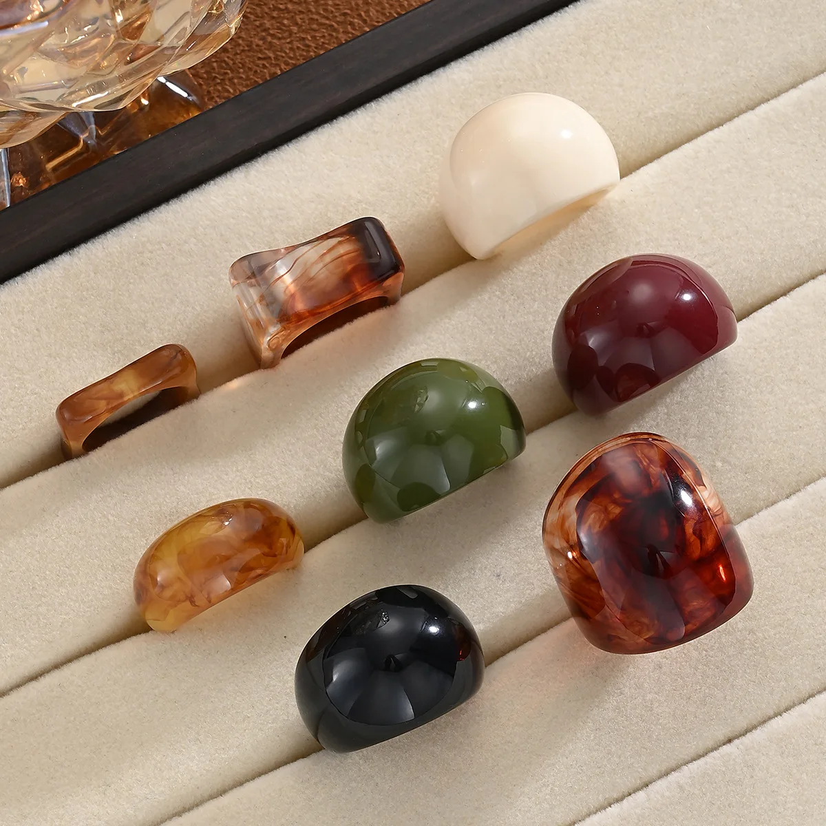 8-teiliges Set modischer, breiter, großer Fingerringe aus Harz für Damen, bunte, geometrische Knöchelringe aus Acryl, weiblicher Boho-Party-Schmuck – Detail 3
