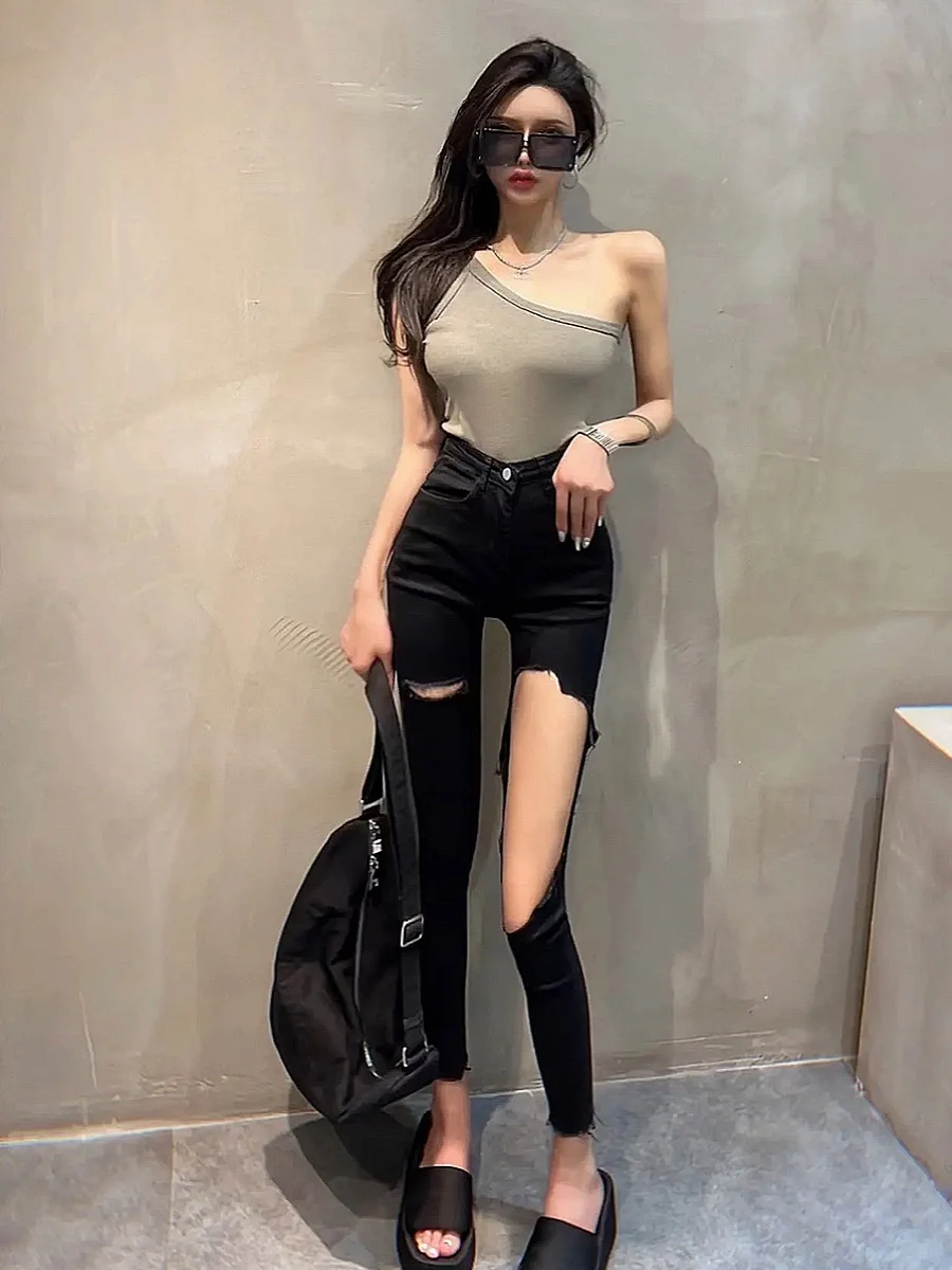 

High Waist Slim Fit Denim Capri Pants with Hole Design Visual Butt Lifting Effect Nine Points Pants for Women