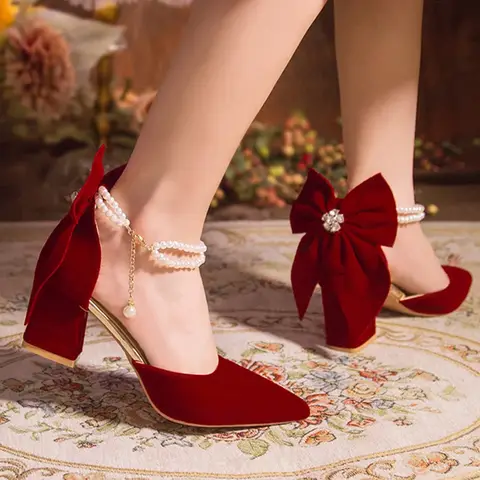 Escarpins élégants en daim rouge avec chaîne de perles pour femmes, chaussures de mariage à bout pointu et à talons hauts, décoration avec nœud papillon, chaussures habillées pour dames, automne 2025