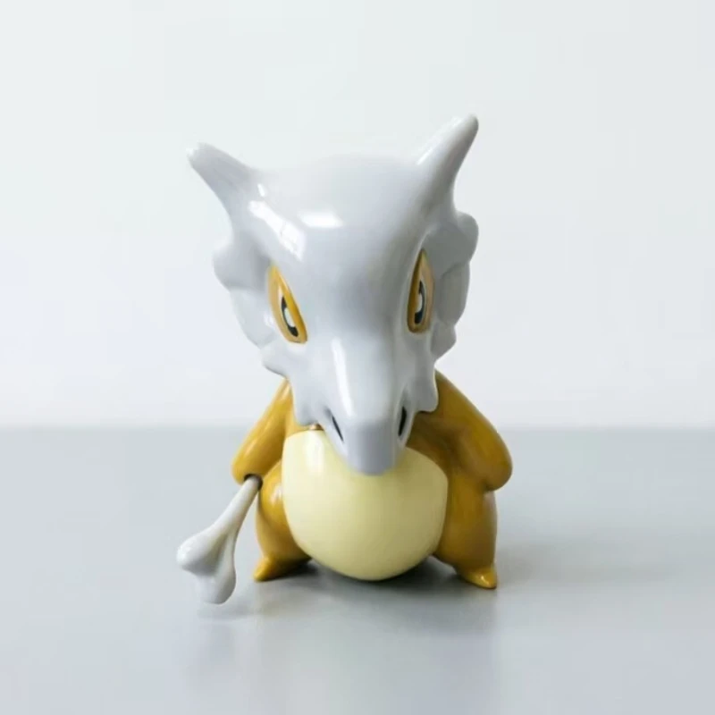 Figurines Pokémon Cubone et Psyduck mignonnes d'environ 7 cm, parfaites pour la décoration de bureau ou de voiture. Un objet de collection amusant pour les fans de tous âges.
