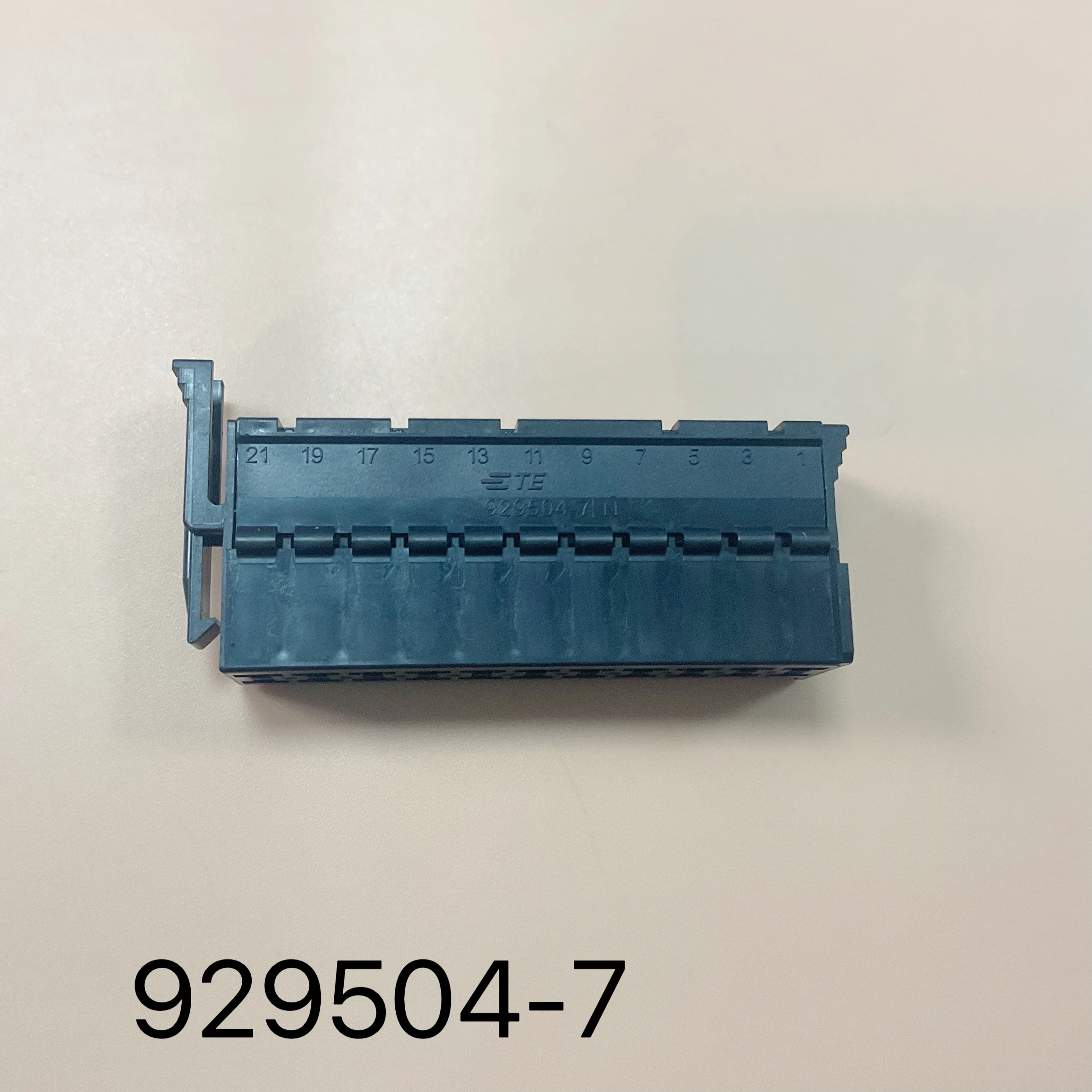 929504-7 TE Automotive connector Pitch 5mm 22P Two rows of black cable-to-cable connectors