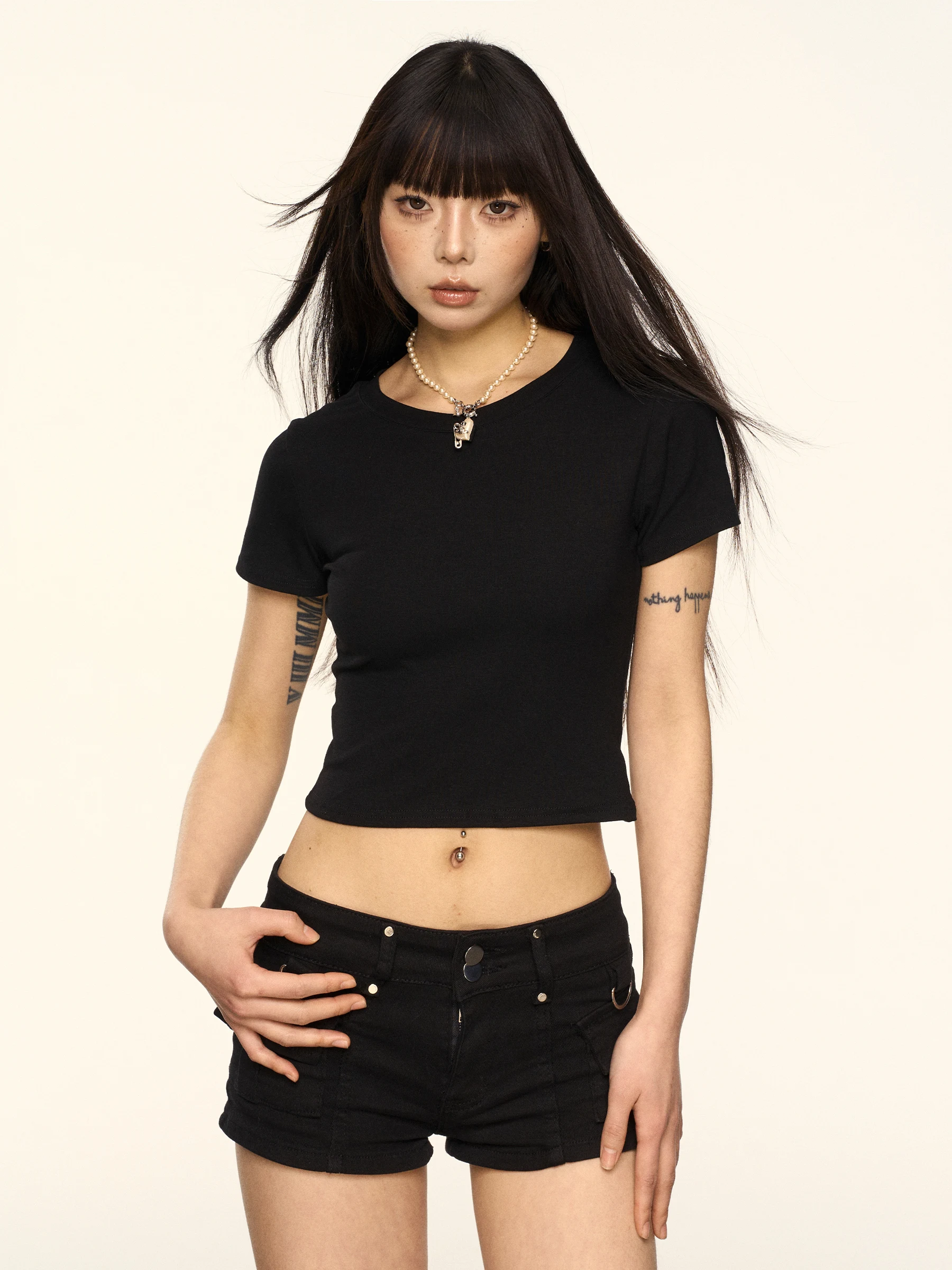 T-shirt da donna a maniche corte con spalla frontale nera da donna 2025 Primavera Estate Nuove magliette chic di nicchia Top con farfalla scavata sul retro