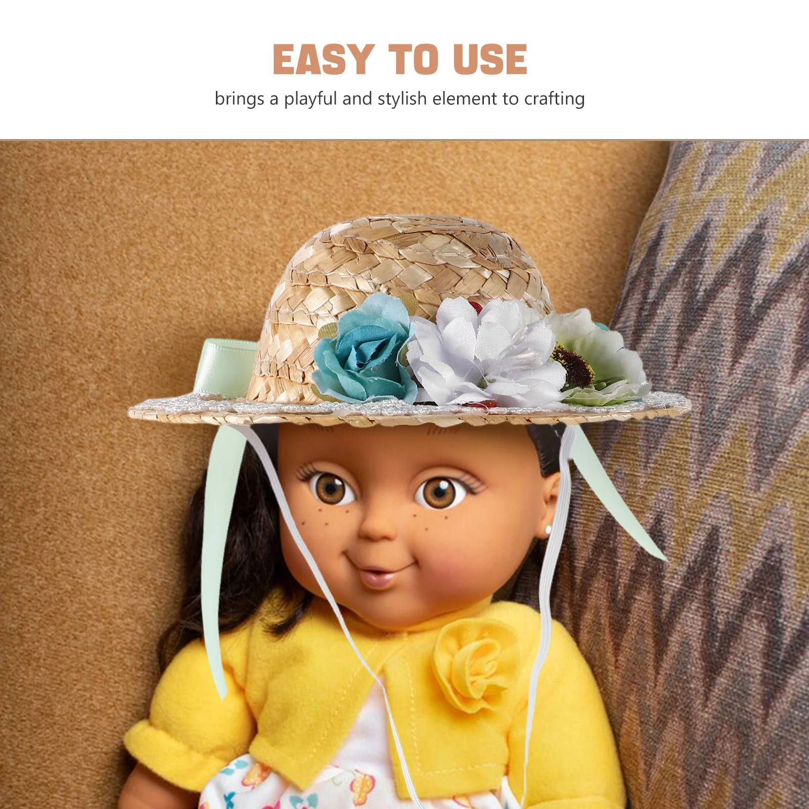 قبعة من القش الصغيرة توفر سمبريرو صغير مع تصميم فيونكة مزخرفة لبيت الدمى يعرض ديكور المناظر الطبيعية الصغيرة و