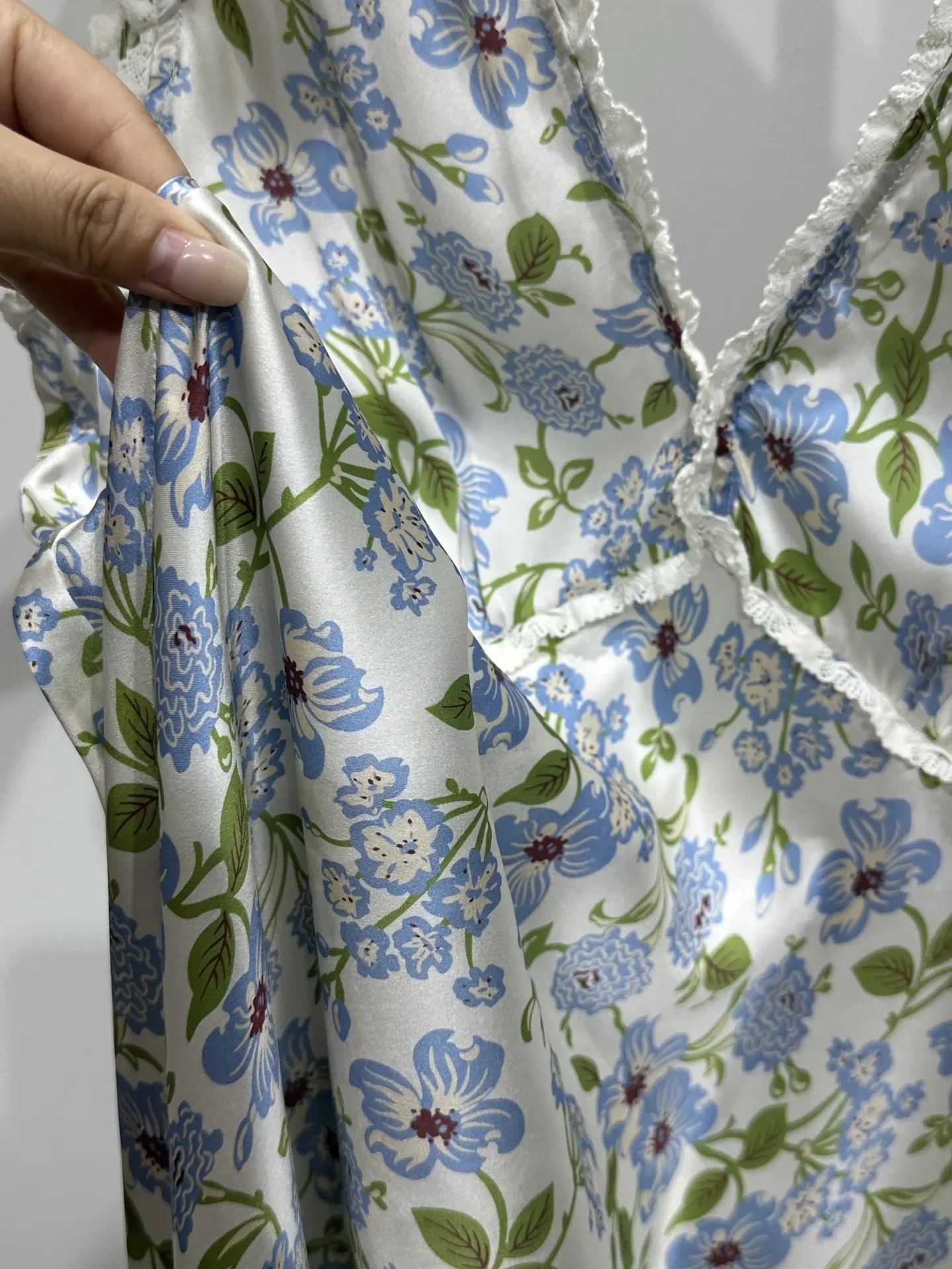 ชุดเดรส Midi แขนกุดพิมพ์ลายดอกไม้สีเขียว Ruffles Deep V 2025 ดีไซน์ใหม่