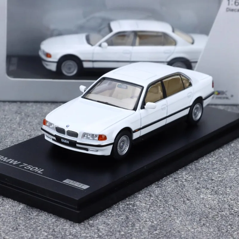 1:64 E38 750iL voiture argent/blanc, modèle de voiture en alliage moulé sous pression, cadeau d'anniversaire pour enfants, jouet pour adolescents, article décoratif.