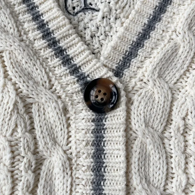 سترة نسائية لعام 2025 سترة نسائية للخريف والشتاء على شكل زهور بيج سترة نسائية محبوكة مطرزة باللون الأرجواني سترة فتاة شعبية