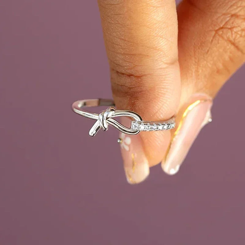 Huitan Fingerring mit ausgefallenem Knoten-Design für Damen, Metall, silberfarben, Kristall, Zirkonia, Alltagskleidung, modischer, vielseitiger Schmuck