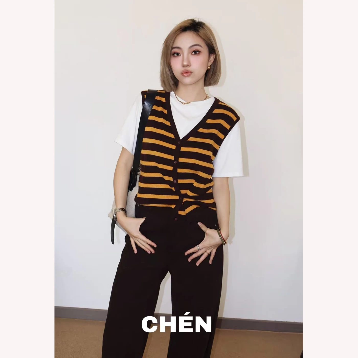 

Casual Korean Sle Women's ort Sve Knitted Sweater Stripe Pattern Fake Two-Piece V-Ne Button Closure Cotton Fabric