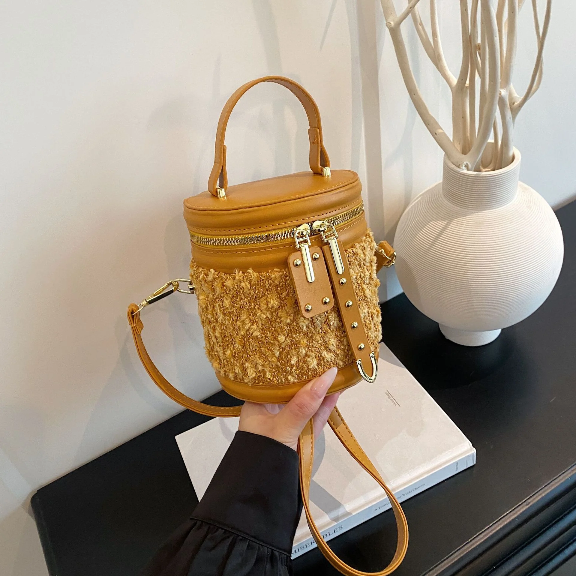 

Personalized Party Handbag Fashion Design Plush PU Splicing Bucket Crossbody Bag Autumn Winter Women's Mini One Shoulder Bags