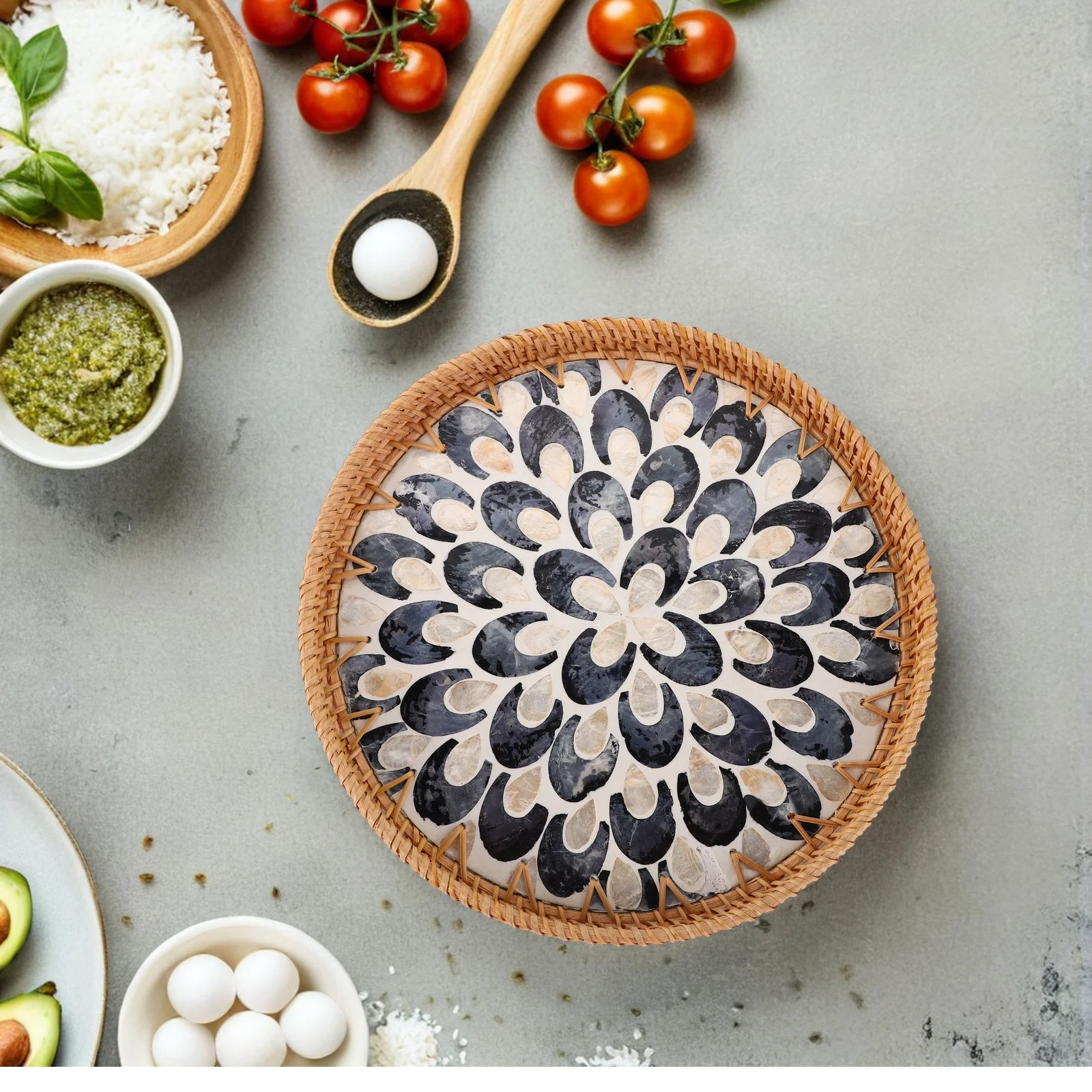 Handgefertigtes Rattan-Tablett, buntes Muscheleinlage, gewebtes Serviertablett für Obst, Brot, Couchtisch, Dekor, Obst-Arbeitsplattenkorb