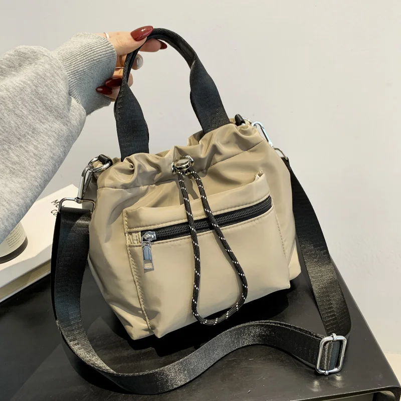 1 pieza de bolso de hombro de Color puro para mujer, bolso cruzado versátil de mano, bolso de cubo de moda que puede contener teléfono móvil