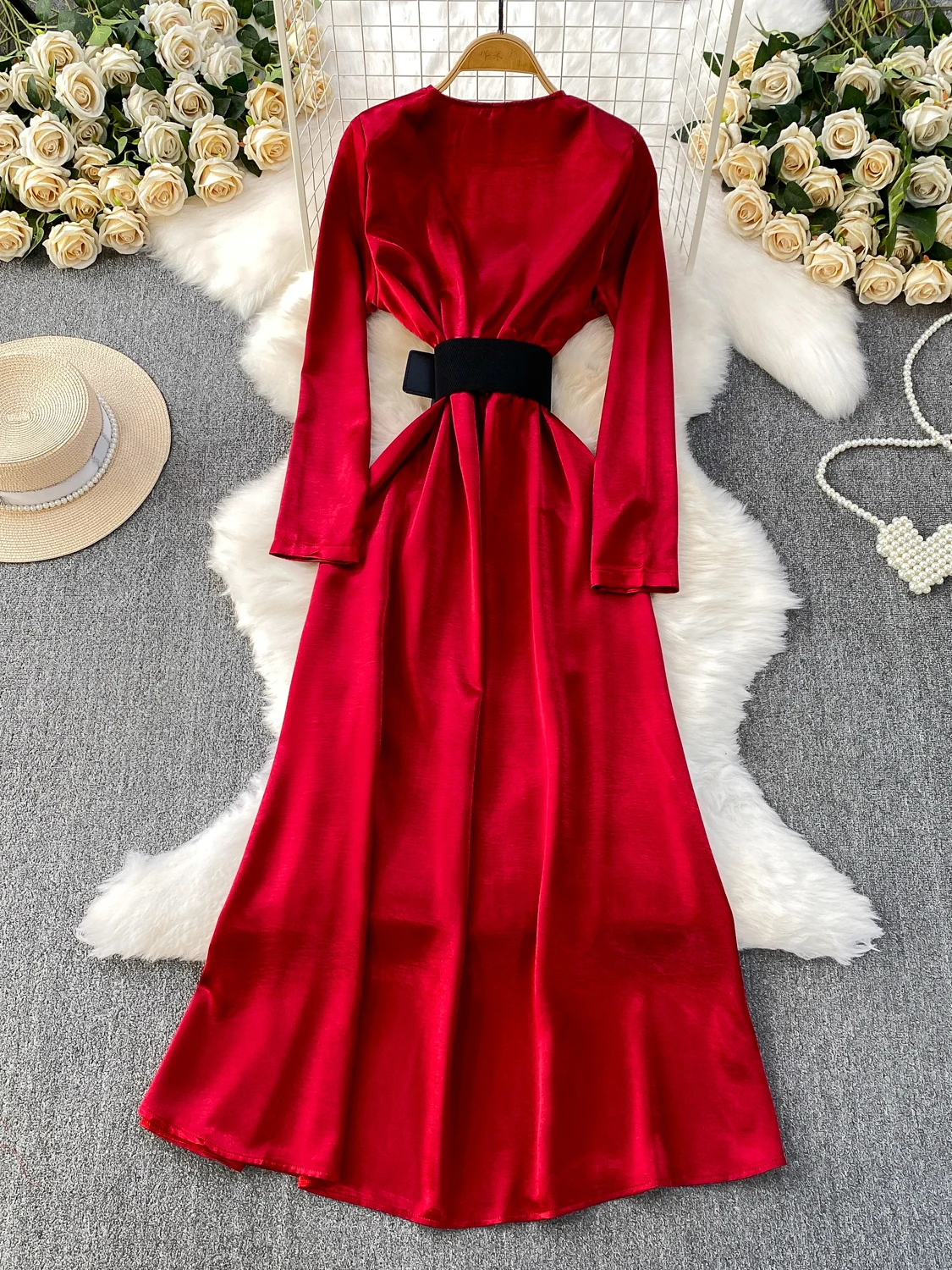 Elegancka satynowa długa spódnica damska z dekoltem w serek, z paskiem, wyszczuplająca, z rozcięciem, z wysoką talią, w kształcie litery A, idealna do pracy.