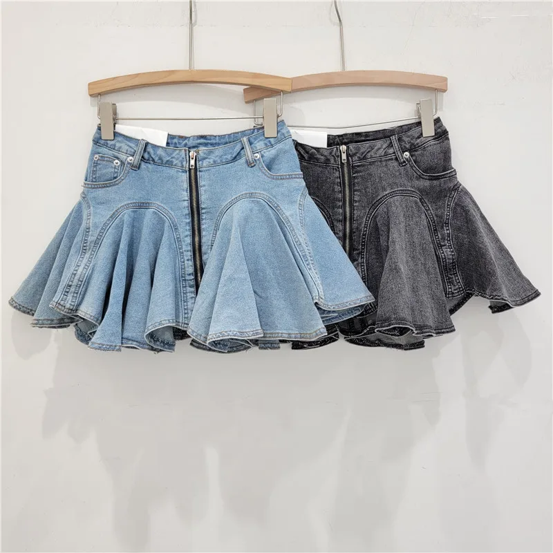 Jupe mini en denim extensible plissée avec volants déstructurés et coupe tridimensionnelle, fermeture éclair sur le devant