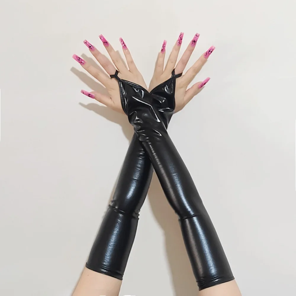 Fingerloses Design Damen-Latex-Handschuhe, lange, glänzende Oberfläche, metallische Handschuhe, dehnbares Material, Nieten-Detail, Wetlook-Handschuhe