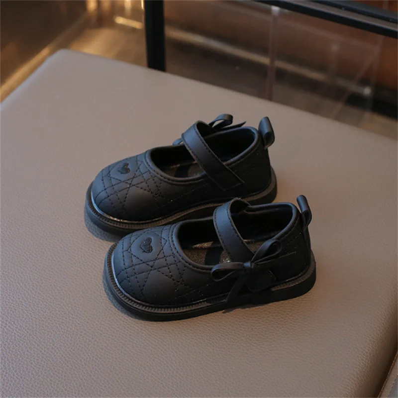 

Новые весенние детские туфли 2026 года для девочек: кожаные, с бантом-бабочкой и сердечком, в стиле принцессы, на мягкой подошве, модные уличные кроссовки для детей