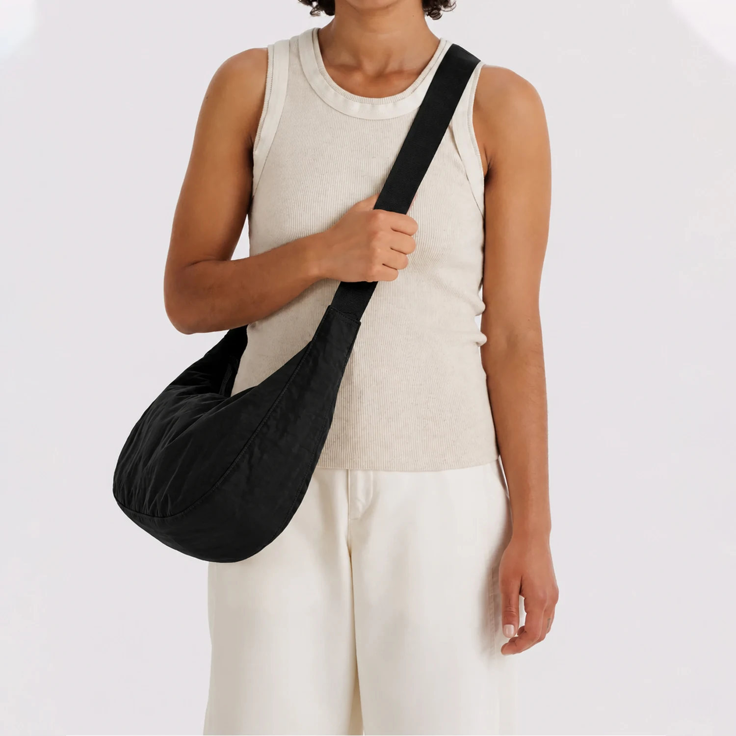 Mittlere Nylon-Halbmondtasche, Nylon-Halbmond-Umhängetasche für Damen und Herren, Crossbody-Tasche mit verstellbarem Riemen und doppelter Innentasche mit Reißverschluss – Detail 5