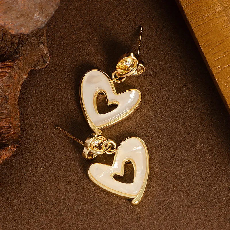 

Hollow heart inlaid zircon niche simple temperament geometric heart earrings