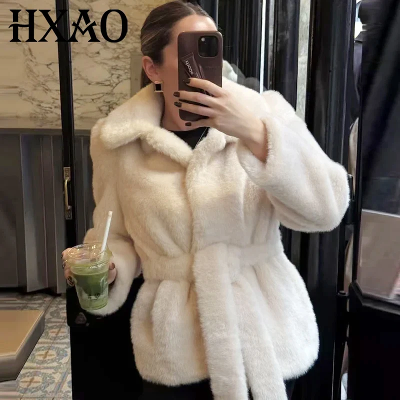 HXAO معطف منفوش باللون البيج معطف فرو نسائي لخريف وشتاء 2025 معطف شعر اصطناعي للنساء حزام مقصوص بأكمام طويلة ملابس خارجية قطيفة