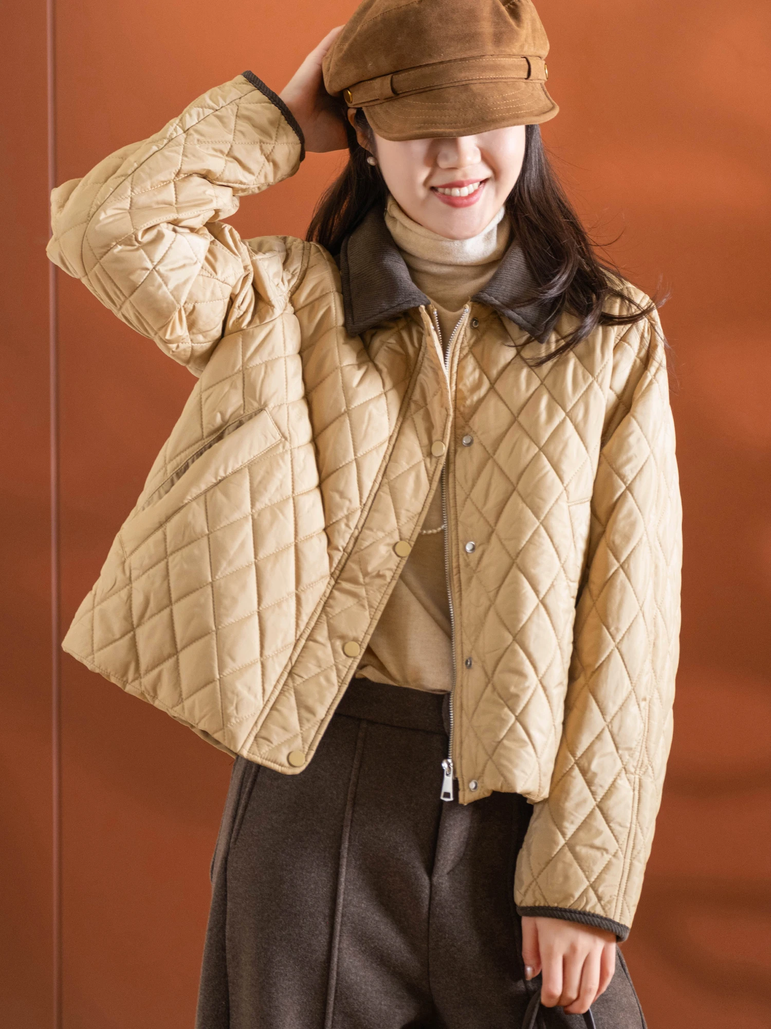 

Модная женская стеганая куртка из хлопка и вельвета с отложным воротником, с узором «ромб» и легким бисерным декором