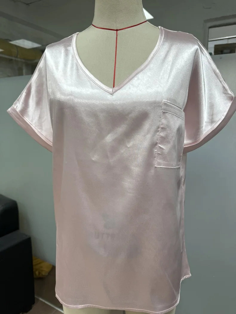 夏の新作レディースサテンVネックシャツ半袖ポケット付きシンプルルーズプルオーバートップス無地万能Tシャツ女性用