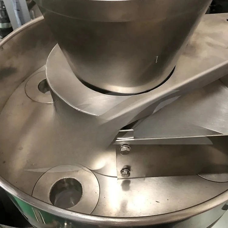 انخفاض سعر الحليب اللوحي الحلوى الحقيبة البلاستيكية الصغيرة مصاصة التفتي الحلو Gumball العمودي آلة تغليف الكرات الشوكولاته