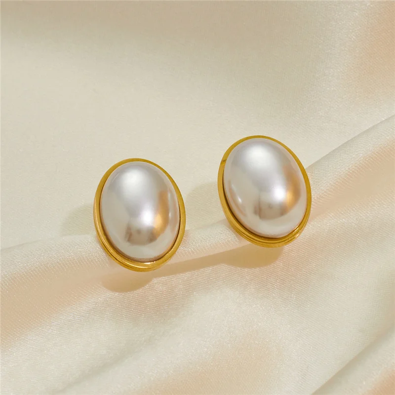 مجموعة مجوهرات أنيقة من الفولاذ المقاوم للصدأ مطلية بالذهب: قلادة سلسلة وأقراط وخاتم مع الأم - ترصيع اللؤلؤ