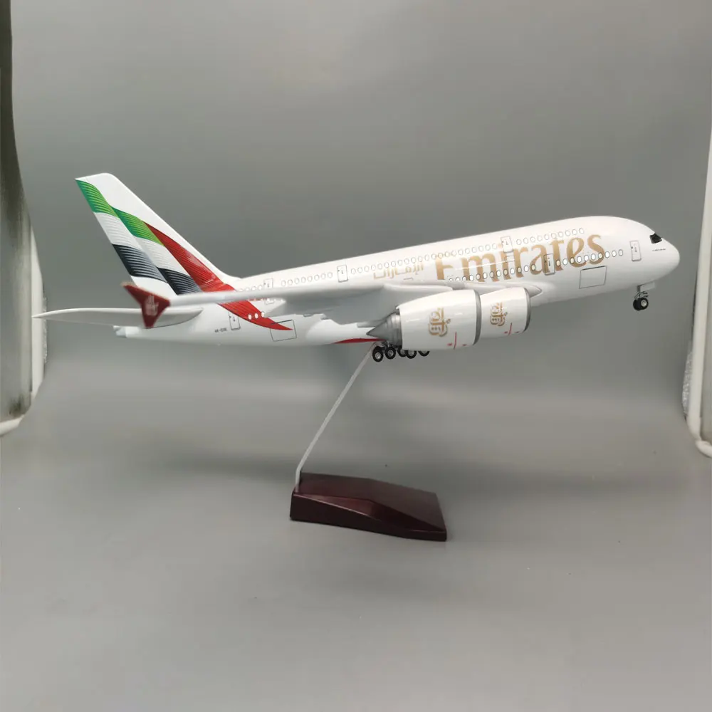 لعبة طائرة راتنج مع إضاءة وعجلات ، A380 مجموعة طائرات دييكاست ، طائرة ايرباص ، جديدة ، 1: مقياس الإمارات ، 46