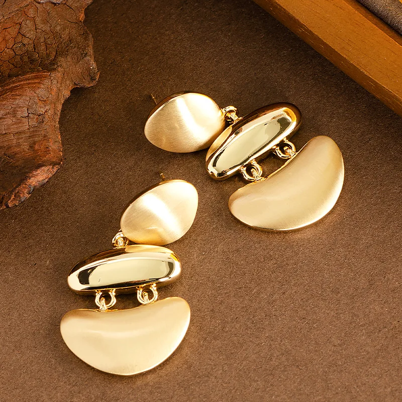 

Exaggerated fashionable geometric tassel earrings for women, niche temperament, simple and high-end commuting earrings