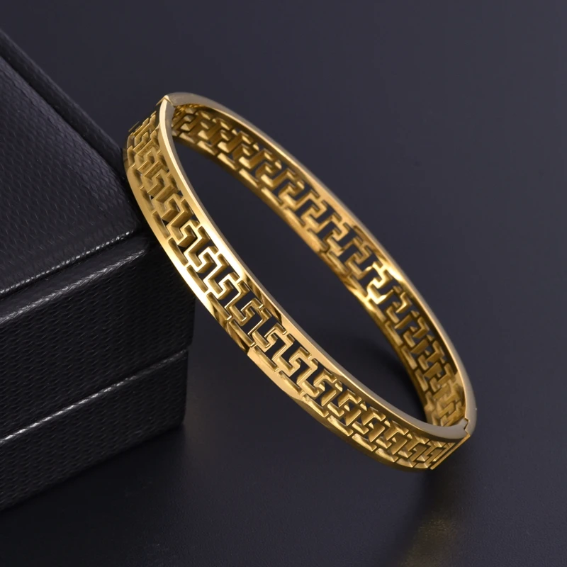 Fashion gold-plated stainless steel hollow Great Wall pattern bracelet titanium steel non-fading oval buckle bracelet