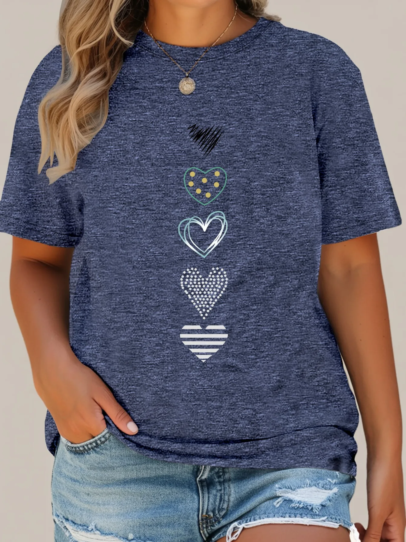 

Plus - Size Heart - themed Style: T - shirt with Trendy Heart Prints for Effortless Fashion
