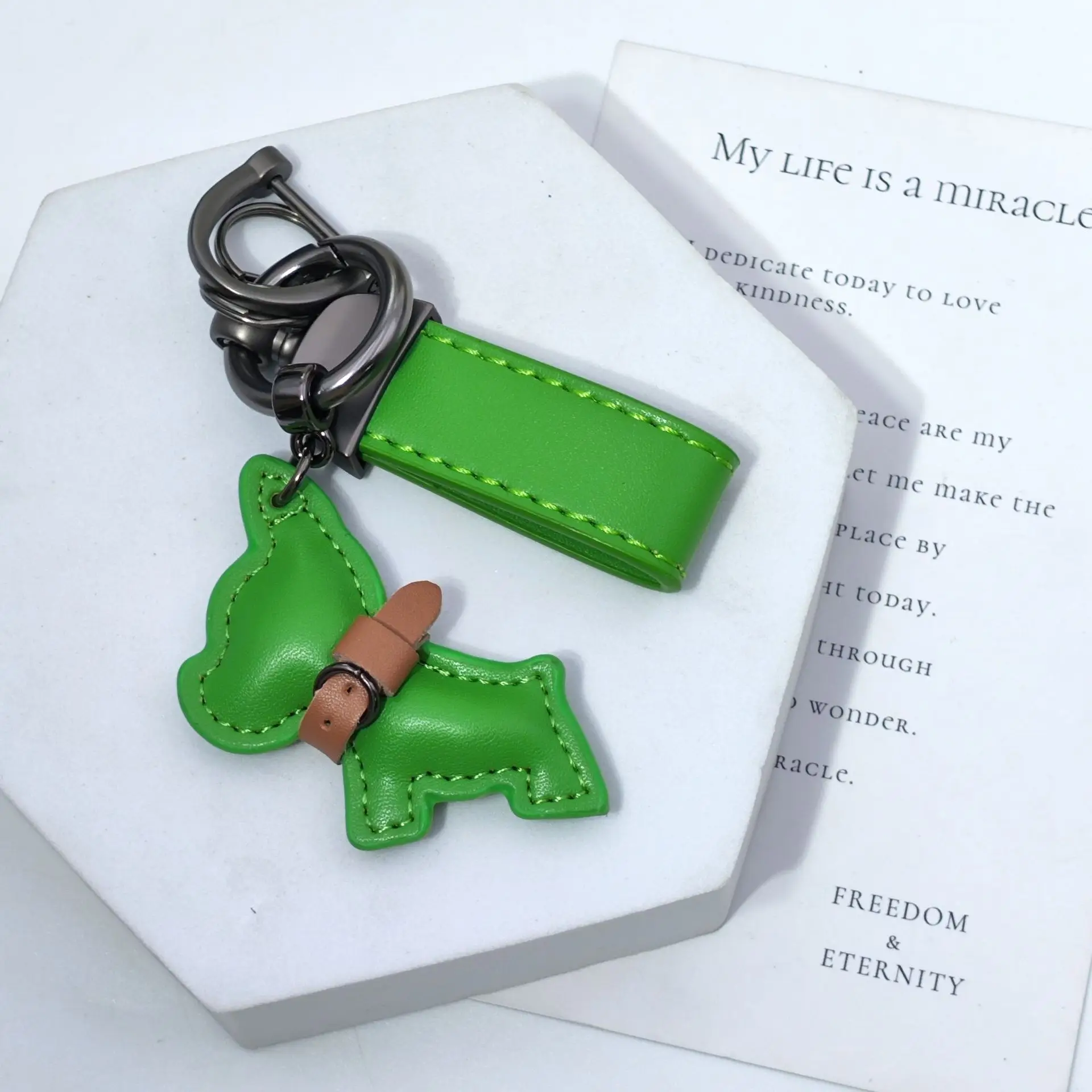 Trendiger Leder-Schlüsselanhänger mit Französischer Bulldogge, Handgefertigter Original-Auto- und Taschenanhänger, Niedlicher Cartoon-Schlüsselring, Anhänger-Accessoire, Geschenk – Detail 18