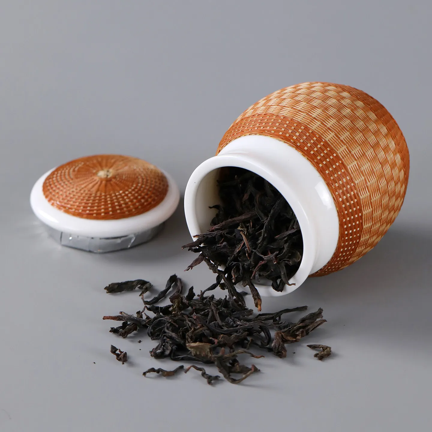 Bamboo silk buckle porcelain tea can bamboo woven tea packaging box ceramic sealed jar tea storage tank